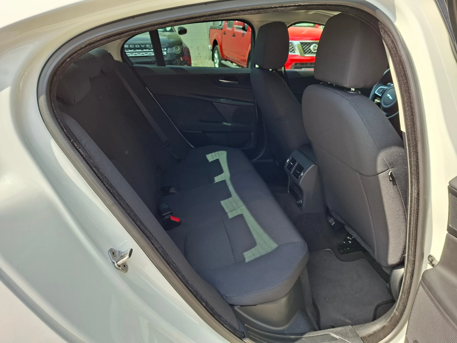 Jaguar XE AVTOMAT/NAVI/CAMERA, снимка 13 - Автомобили и джипове - 55587259