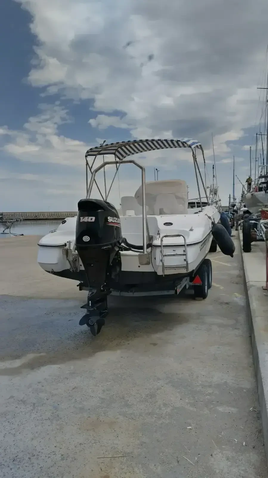 Моторна яхта Doral Ibiza 220 cc