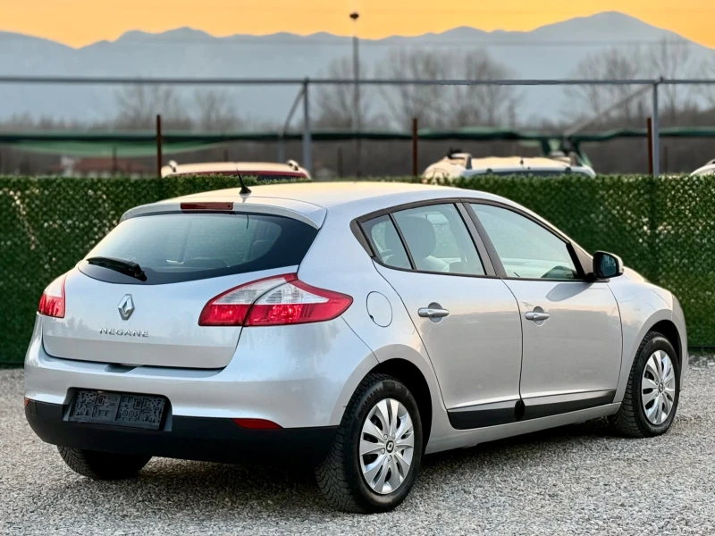 Renault Megane 1.6i 110hp, снимка 7 - Автомобили и джипове - 49014074