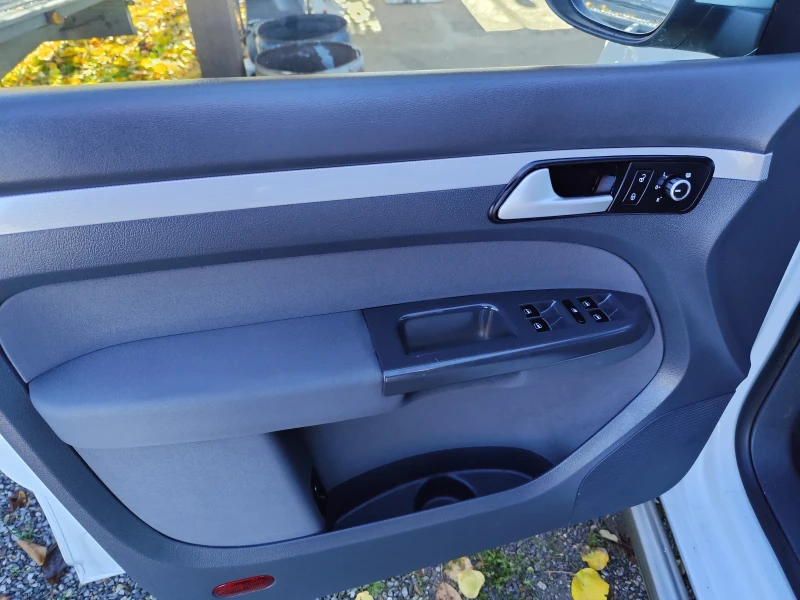 VW Touran 2.0 TDi AUTOMATIC , снимка 7 - Автомобили и джипове - 52238092