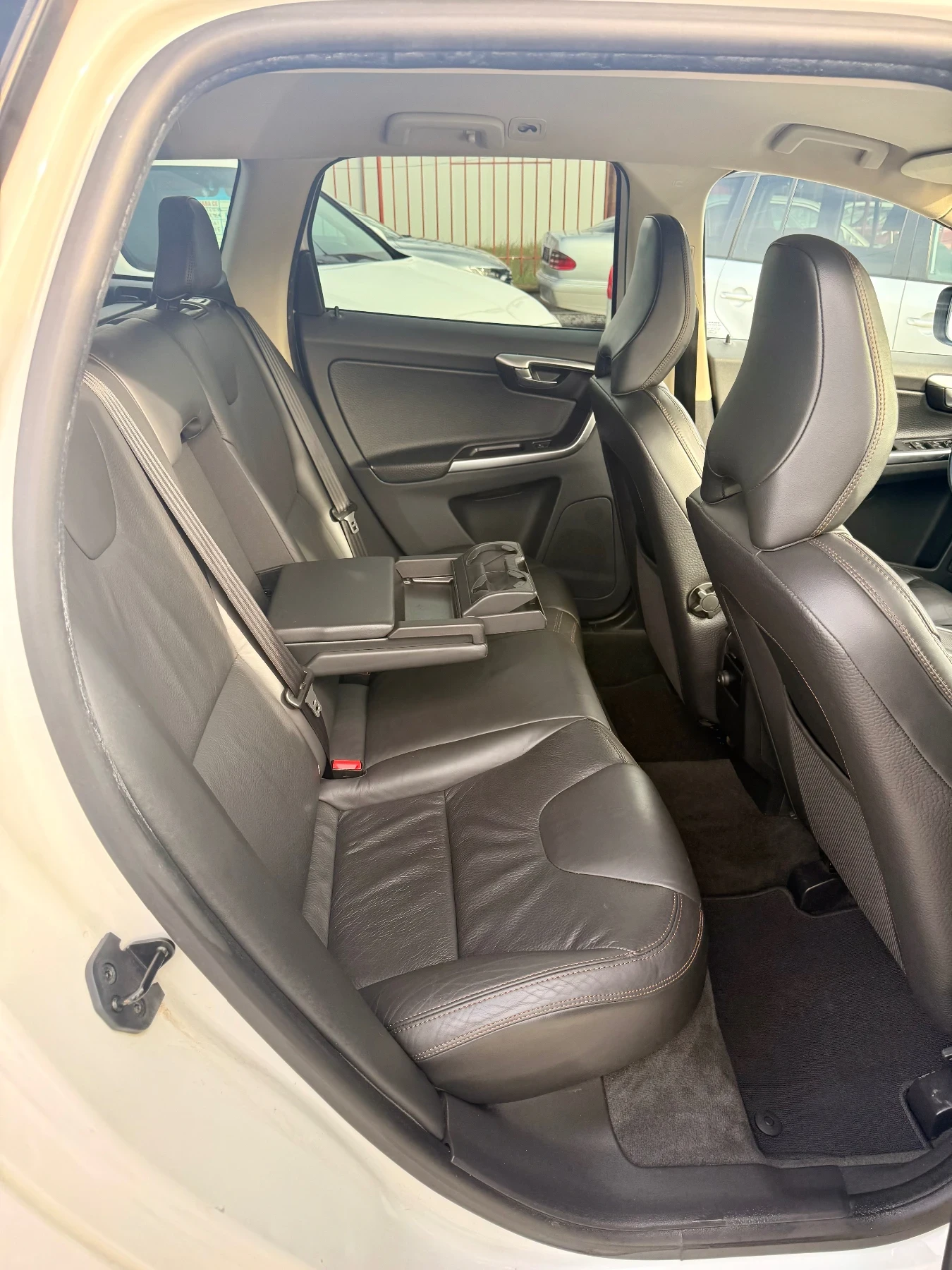 Volvo XC60 Дистроник* Фул екстри* Топ* Реална* Бартер* 4х4*  - изображение 6