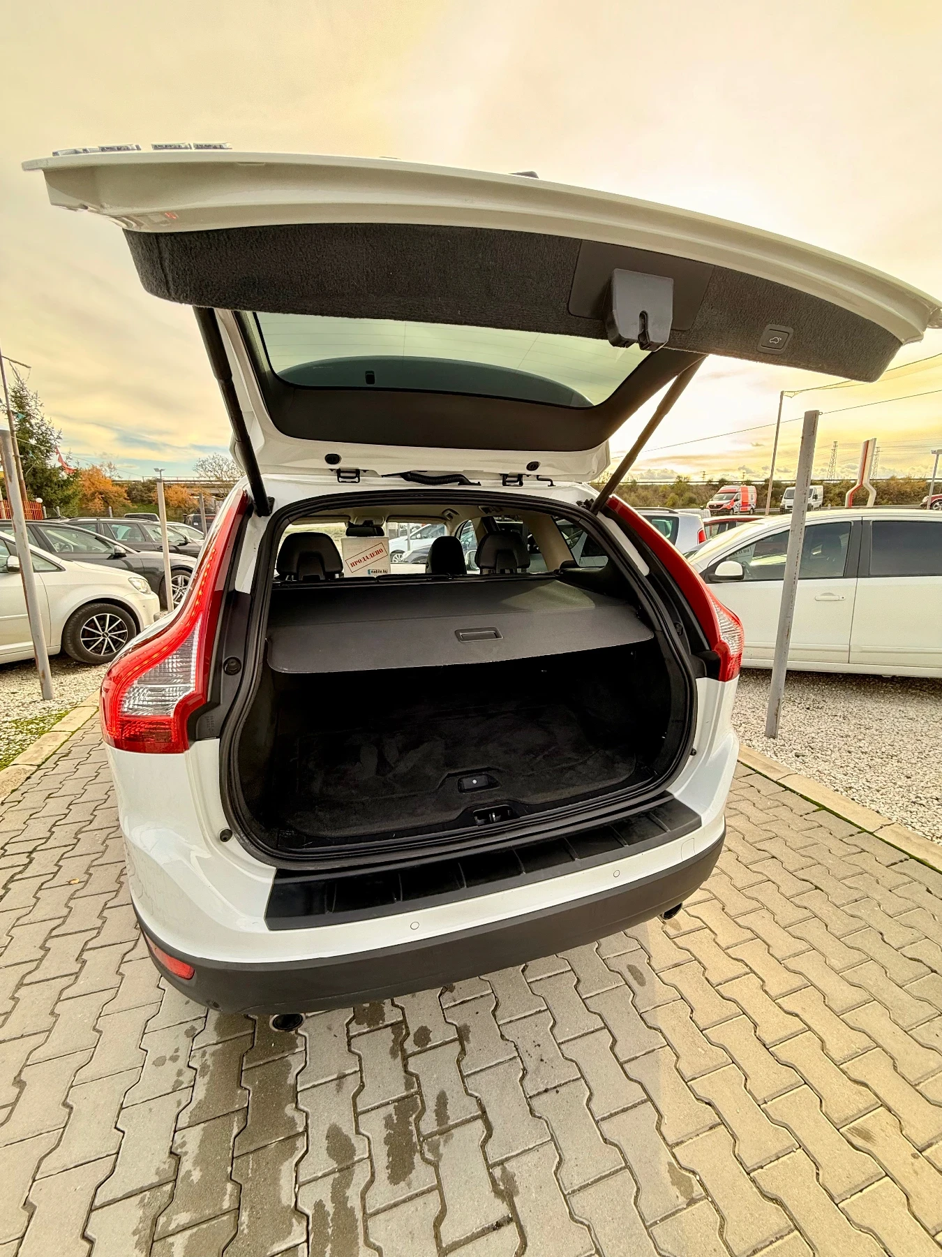 Volvo XC60 Дистроник* Фул екстри* Топ* Реална* Бартер* 4х4*  - изображение 10