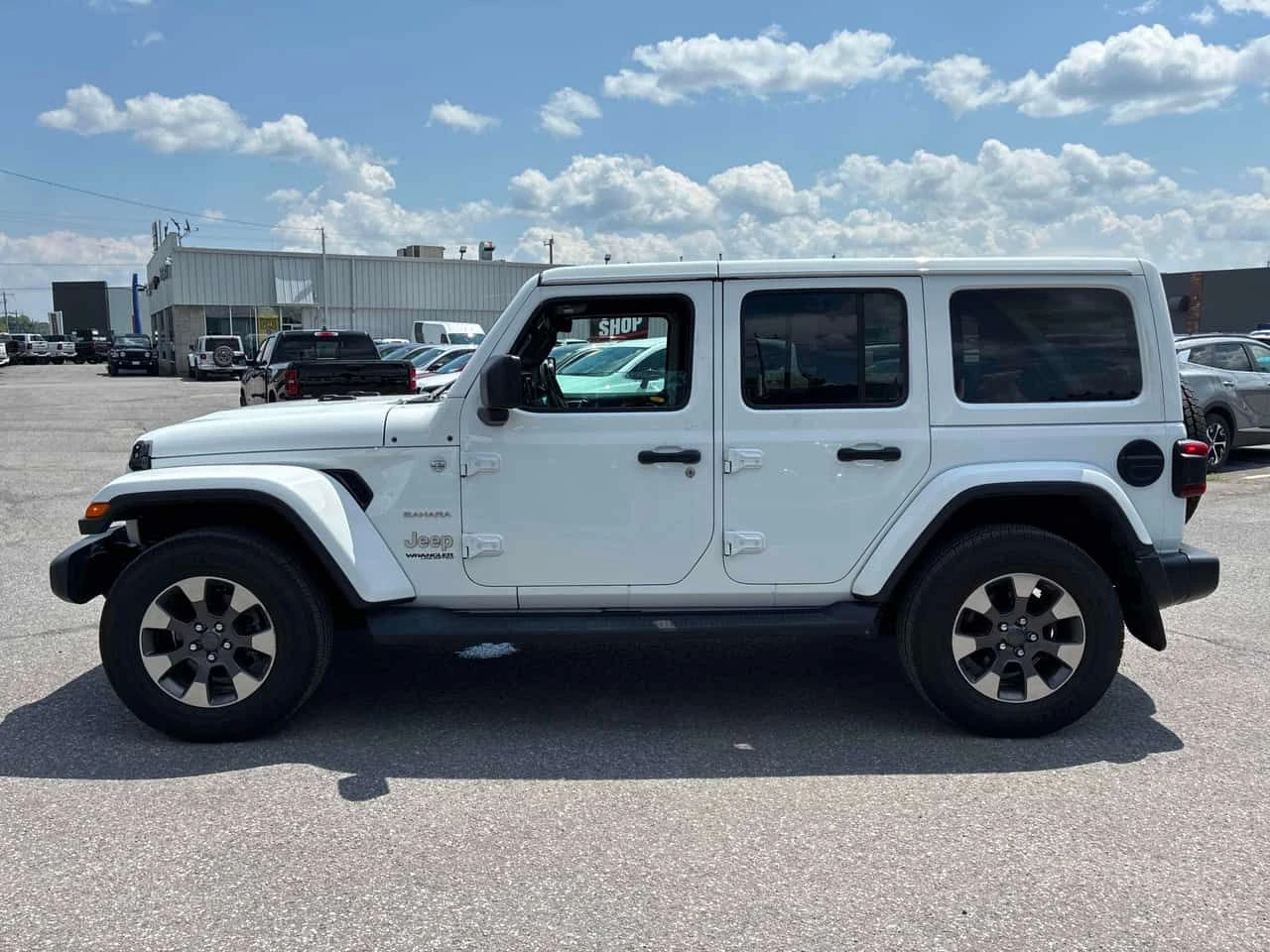 Jeep Wrangler * Sahara * CARFAX * ПОДГРЕВИ * KEYLESS * АВТОКРЕДИ, снимка 2 - Автомобили и джипове - 55260164