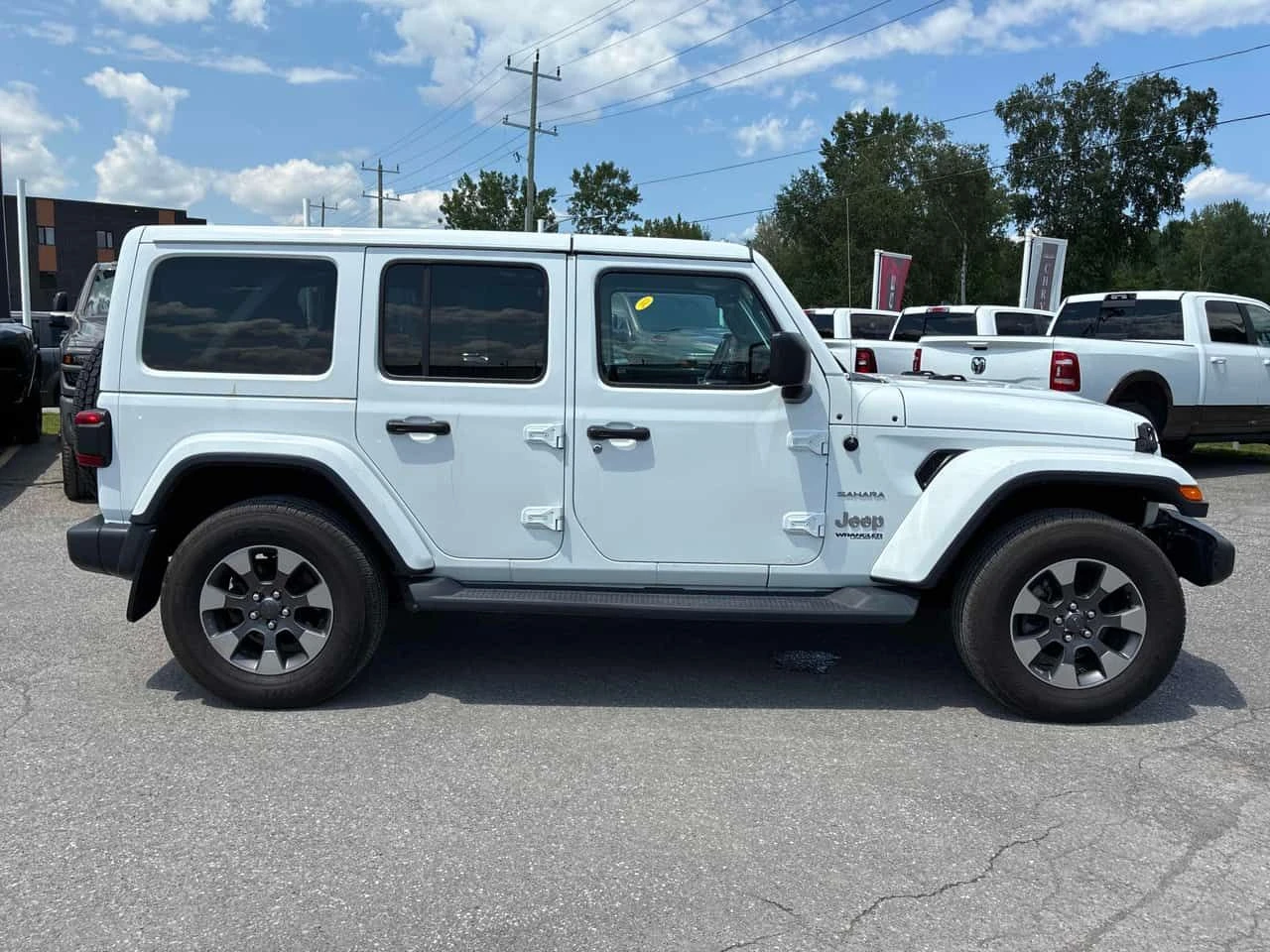 Jeep Wrangler * Sahara * CARFAX * ПОДГРЕВИ * KEYLESS * АВТОКРЕДИ, снимка 3 - Автомобили и джипове - 55260164