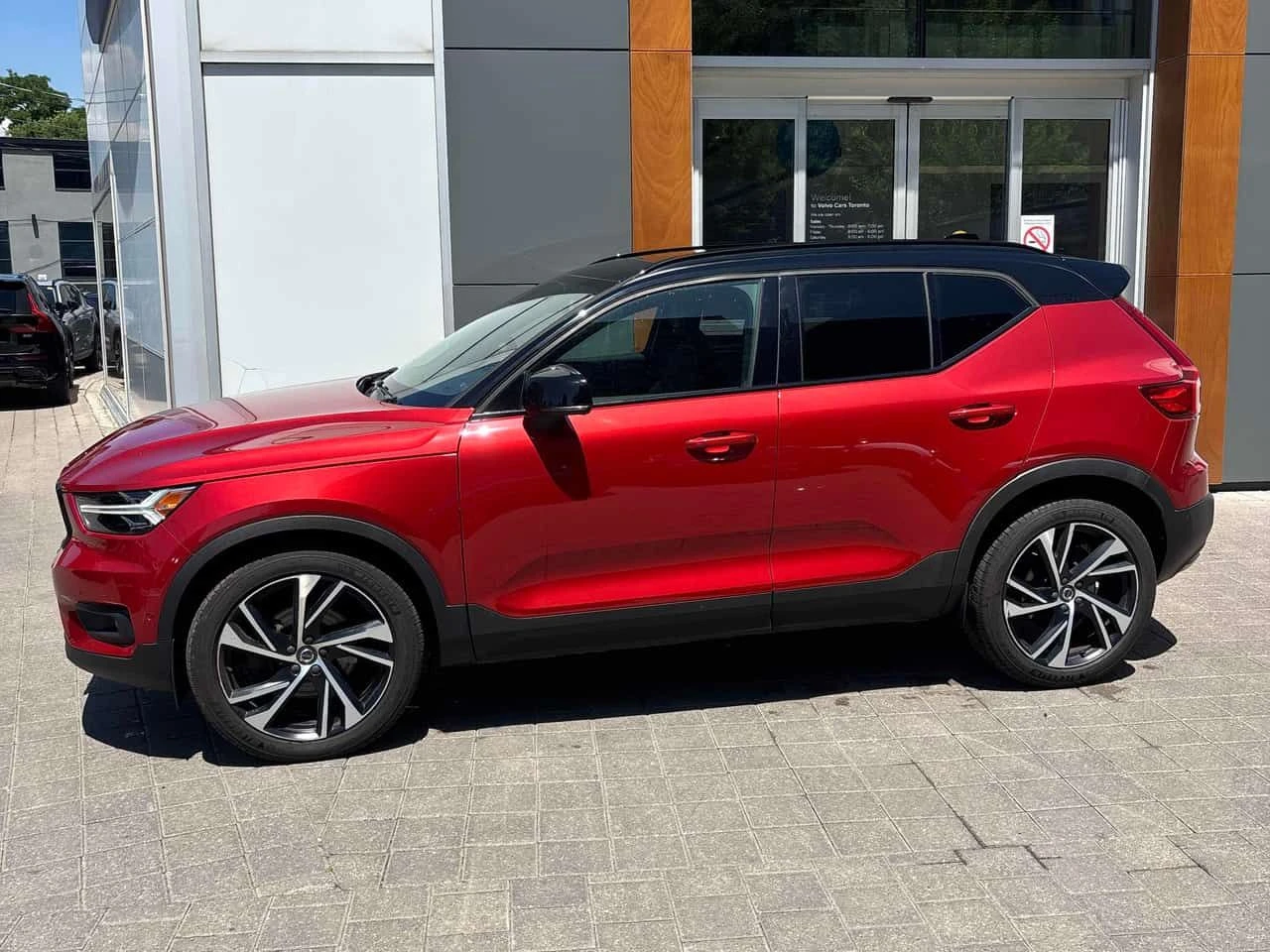 Volvo XC40 R Design/CARFAX/ЛЕНТИ/ОТ ПРЕДСТАВИТЕЛСТВО, снимка 2 - Автомобили и джипове - 55336037