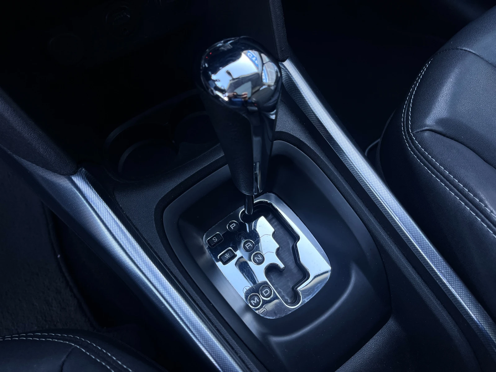 Peugeot 2008 1.6i AВТОМАТИК Allure Edition, снимка 11 - Автомобили и джипове - 53819549