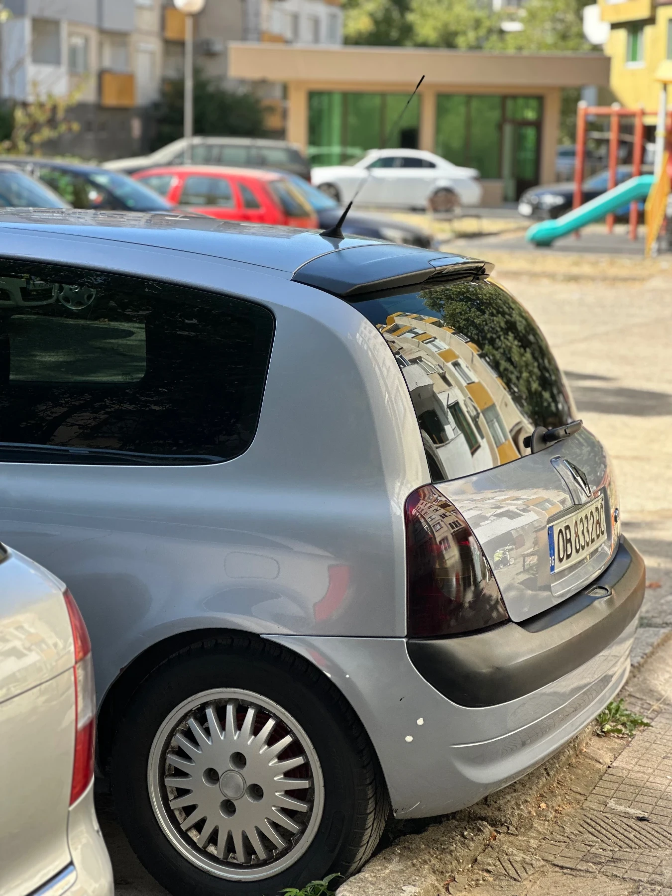 Renault Clio Затъмнени стопове, Червени колани, Зашит Волан