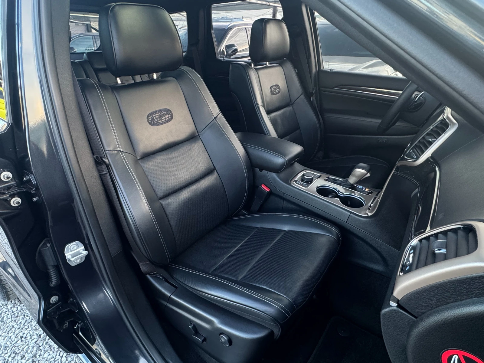 Jeep Grand cherokee 3.6 V6 ! Overland !, снимка 10 - Автомобили и джипове - 56328172