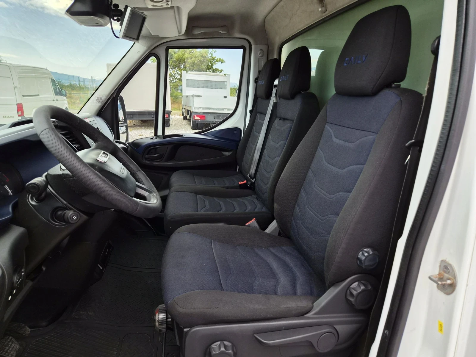 Iveco Daily 35c18 * Автомат * Падащ борд * До 3.5 тона, снимка 9 - Бусове и автобуси - 55448378