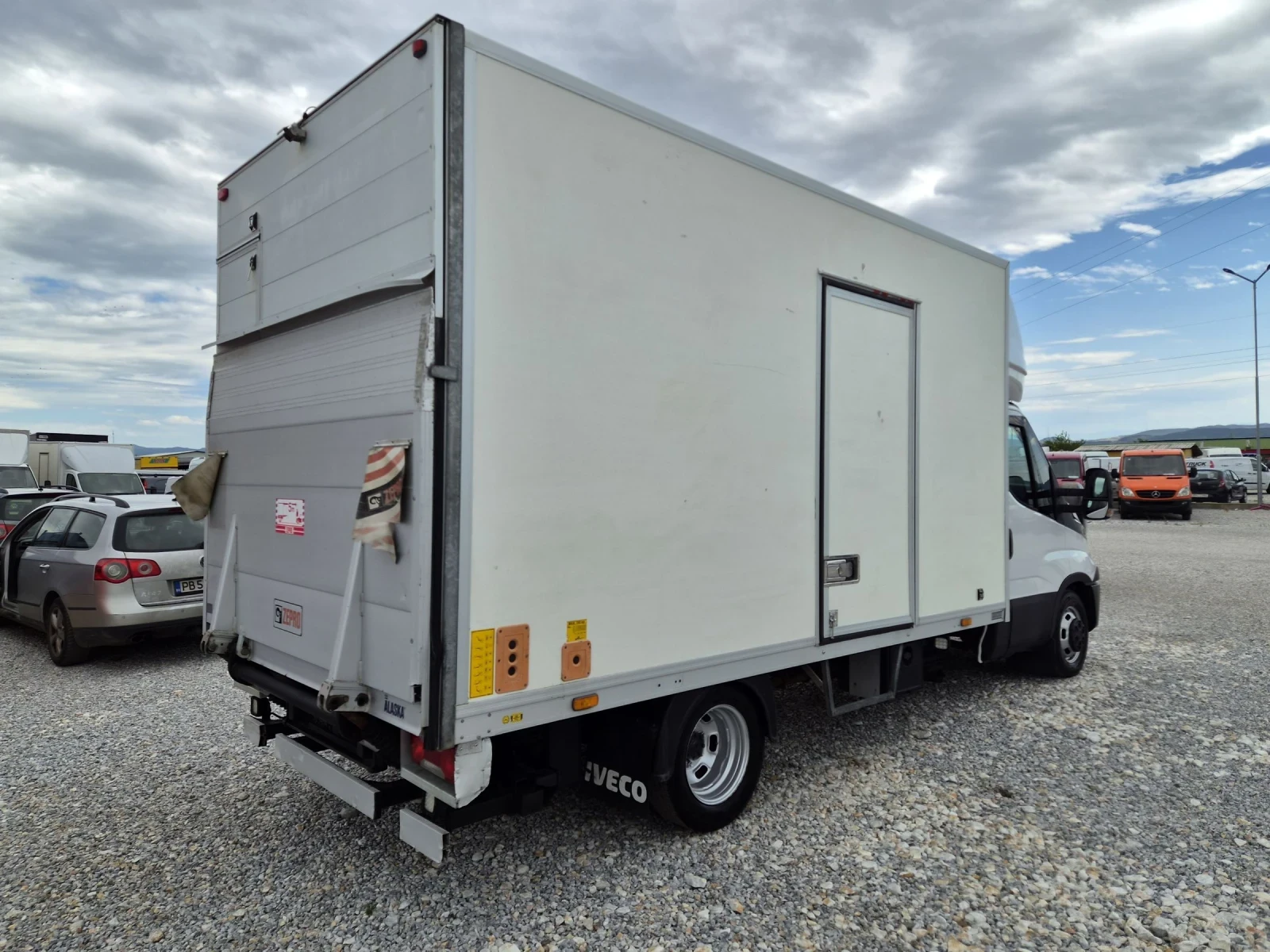 Iveco Daily 35c18 * Автомат * Падащ борд * До 3.5 тона, снимка 5 - Бусове и автобуси - 55448378