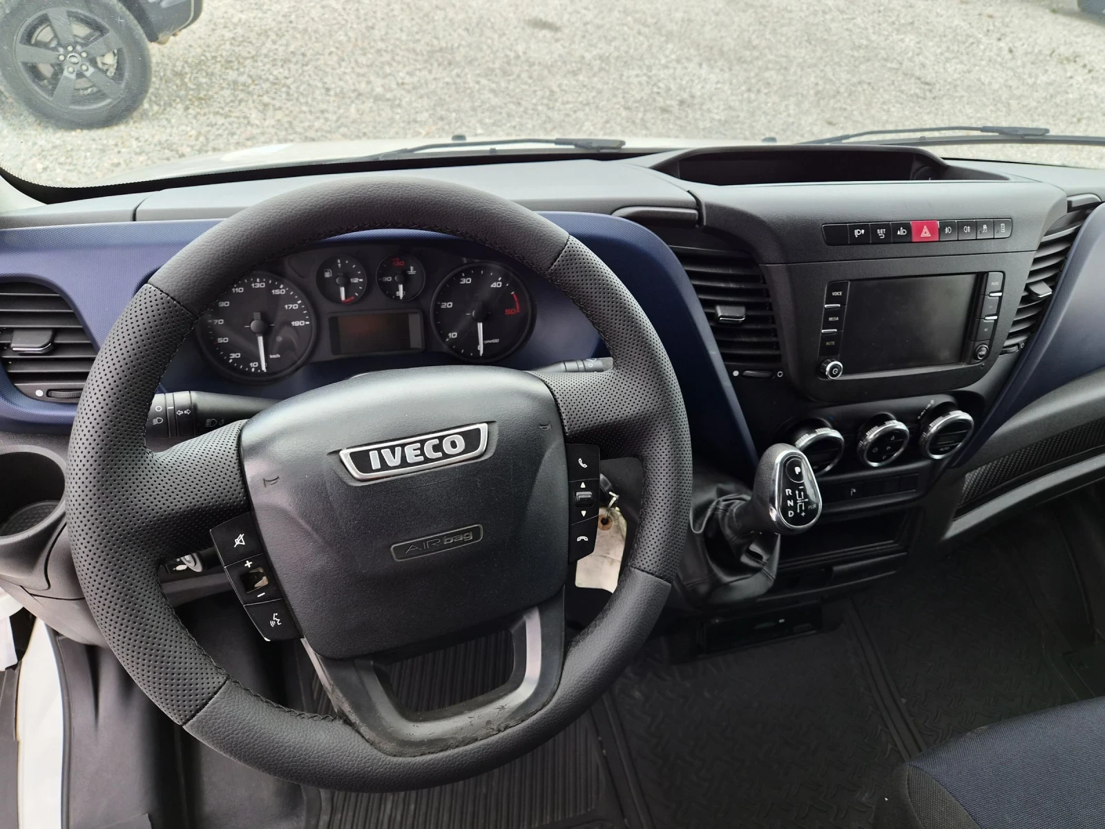 Iveco Daily 35c18 * Автомат * Падащ борд * До 3.5 тона, снимка 10 - Бусове и автобуси - 55448378