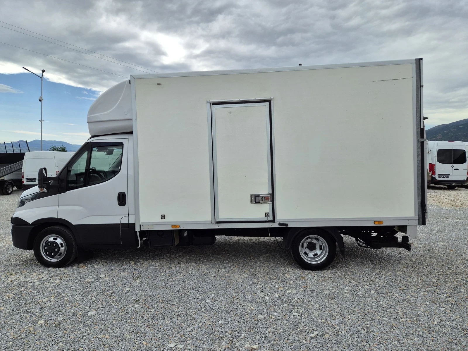 Iveco Daily 35c18 * Автомат * Падащ борд * До 3.5 тона, снимка 2 - Бусове и автобуси - 55448378