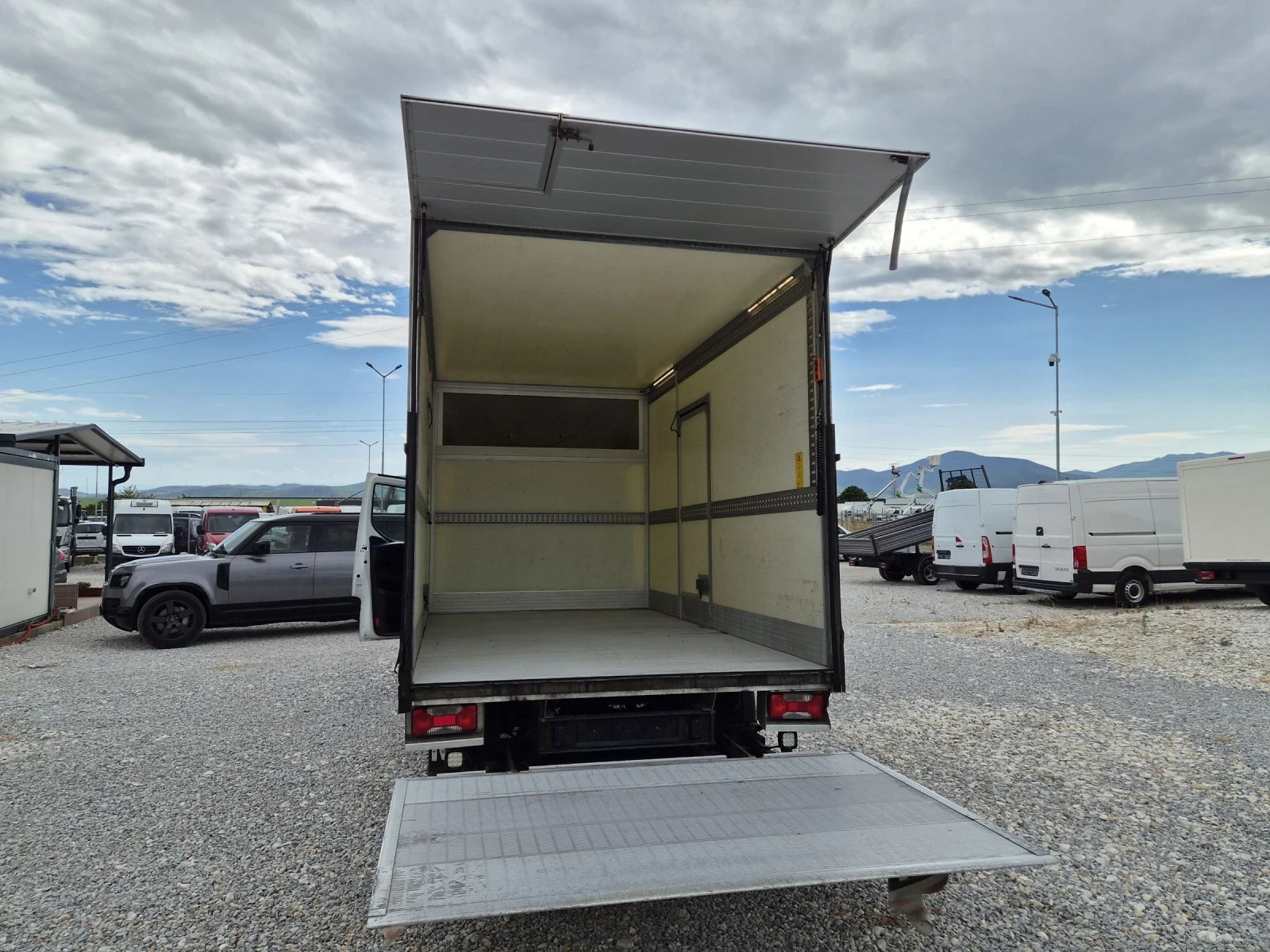 Iveco Daily 35c18 * Автомат * Падащ борд * До 3.5 тона, снимка 13 - Бусове и автобуси - 55448378