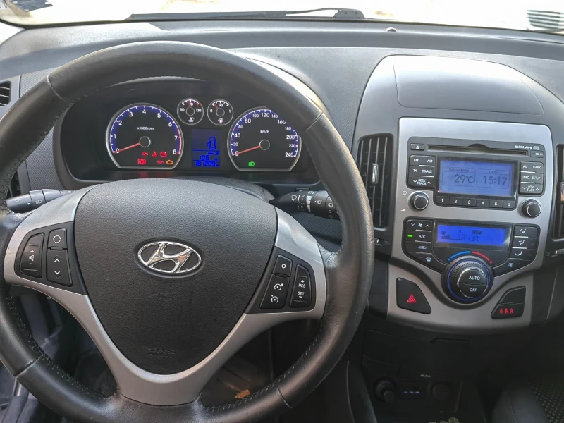 Hyundai I30 Hyundai i30 1.6i, снимка 8 - Автомобили и джипове - 47462853