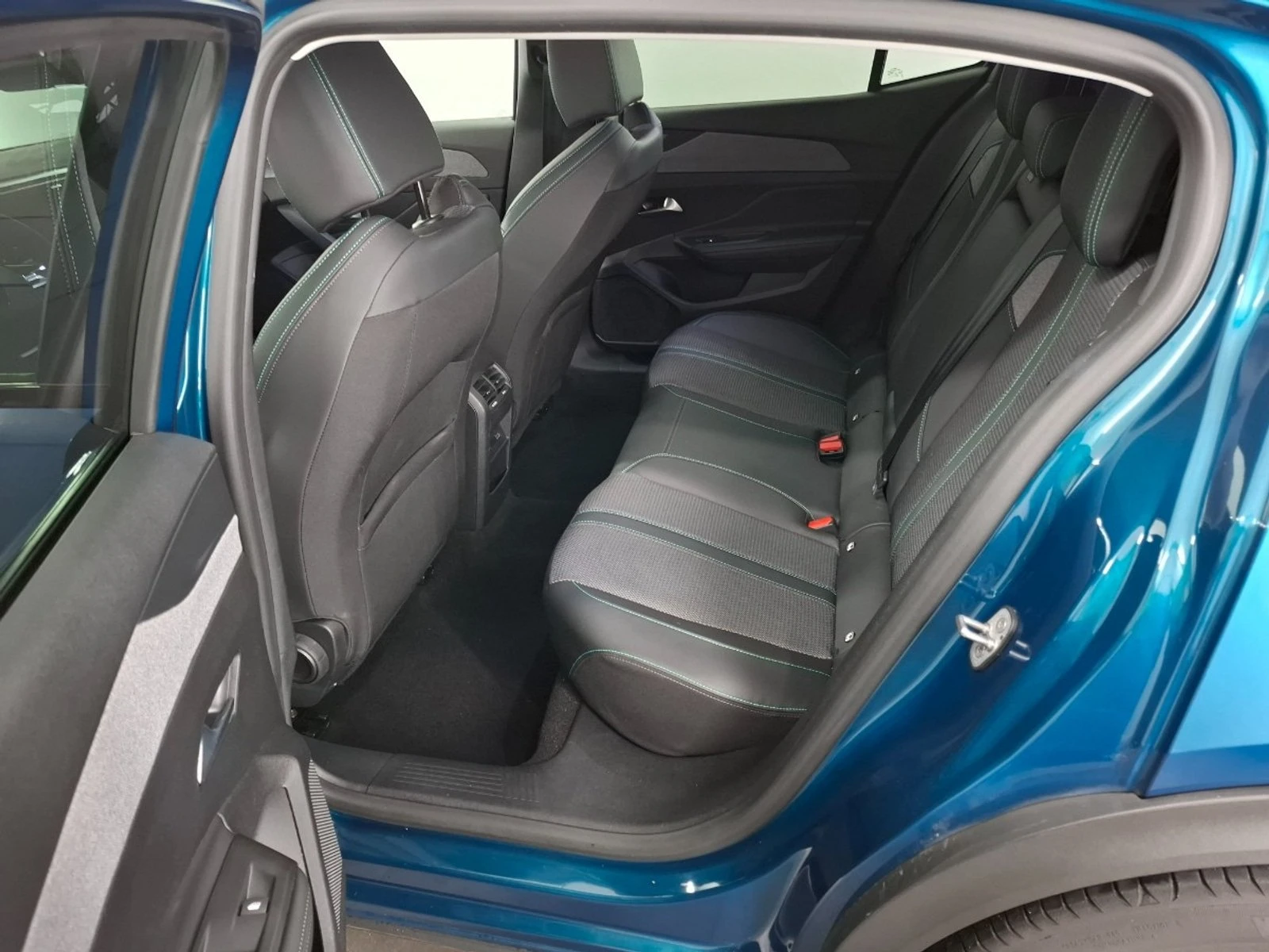 Peugeot 408  1.2 Allure - Хибрид - изображение 6