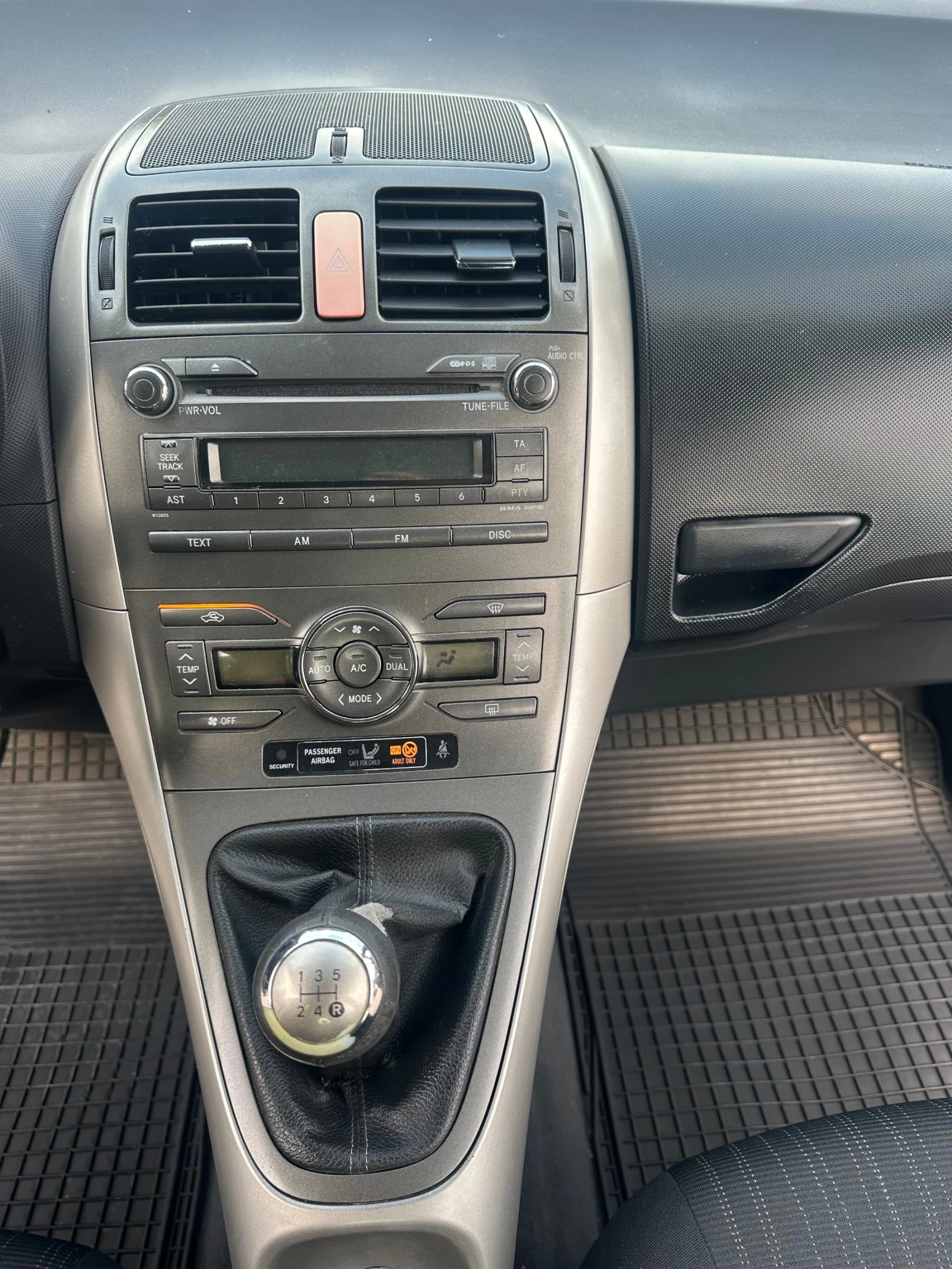Toyota Auris 1.4D4D 90kc, снимка 12 - Автомобили и джипове - 54641092