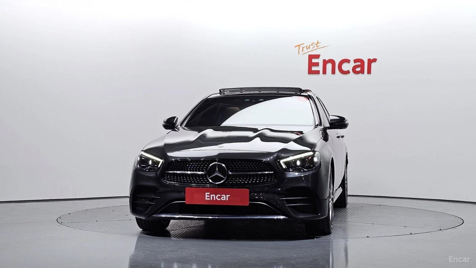 Mercedes-Benz E 350 4MATIC* AMG-LINE* BURMESTER* 360* ДИСТРОНИK, снимка 2 - Автомобили и джипове - 55504493