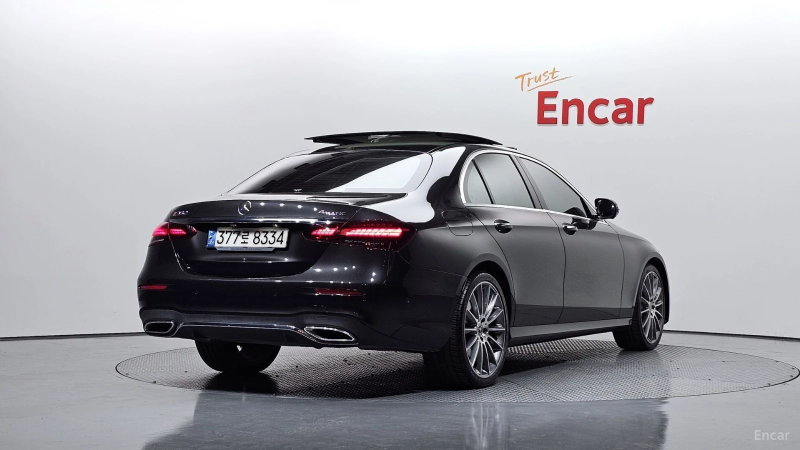 Mercedes-Benz E 350 4MATIC* AMG-LINE* BURMESTER* 360* ДИСТРОНИK, снимка 3 - Автомобили и джипове - 55504493