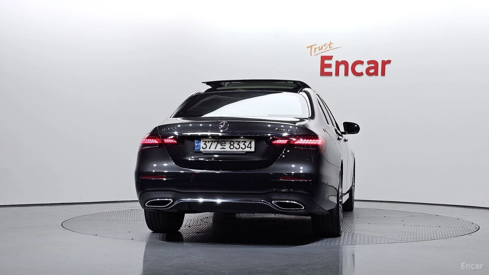 Mercedes-Benz E 350 4MATIC* AMG-LINE* BURMESTER* 360* ДИСТРОНИK, снимка 4 - Автомобили и джипове - 55504493