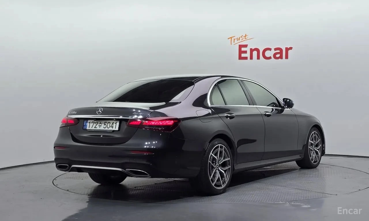 Mercedes-Benz E 220 d 4MATIC AMG Line | АВТОФИНАНСИРАНЕ, снимка 2 - Автомобили и джипове - 56041769
