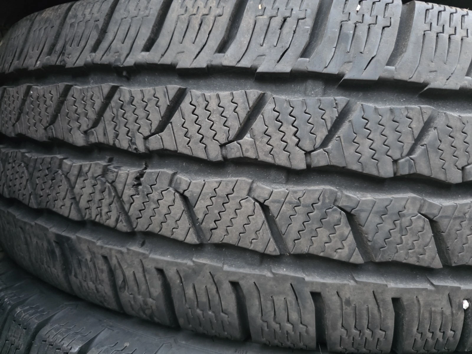 Гуми Зимни 215/75R16, снимка 3 - Гуми и джанти - 56663250