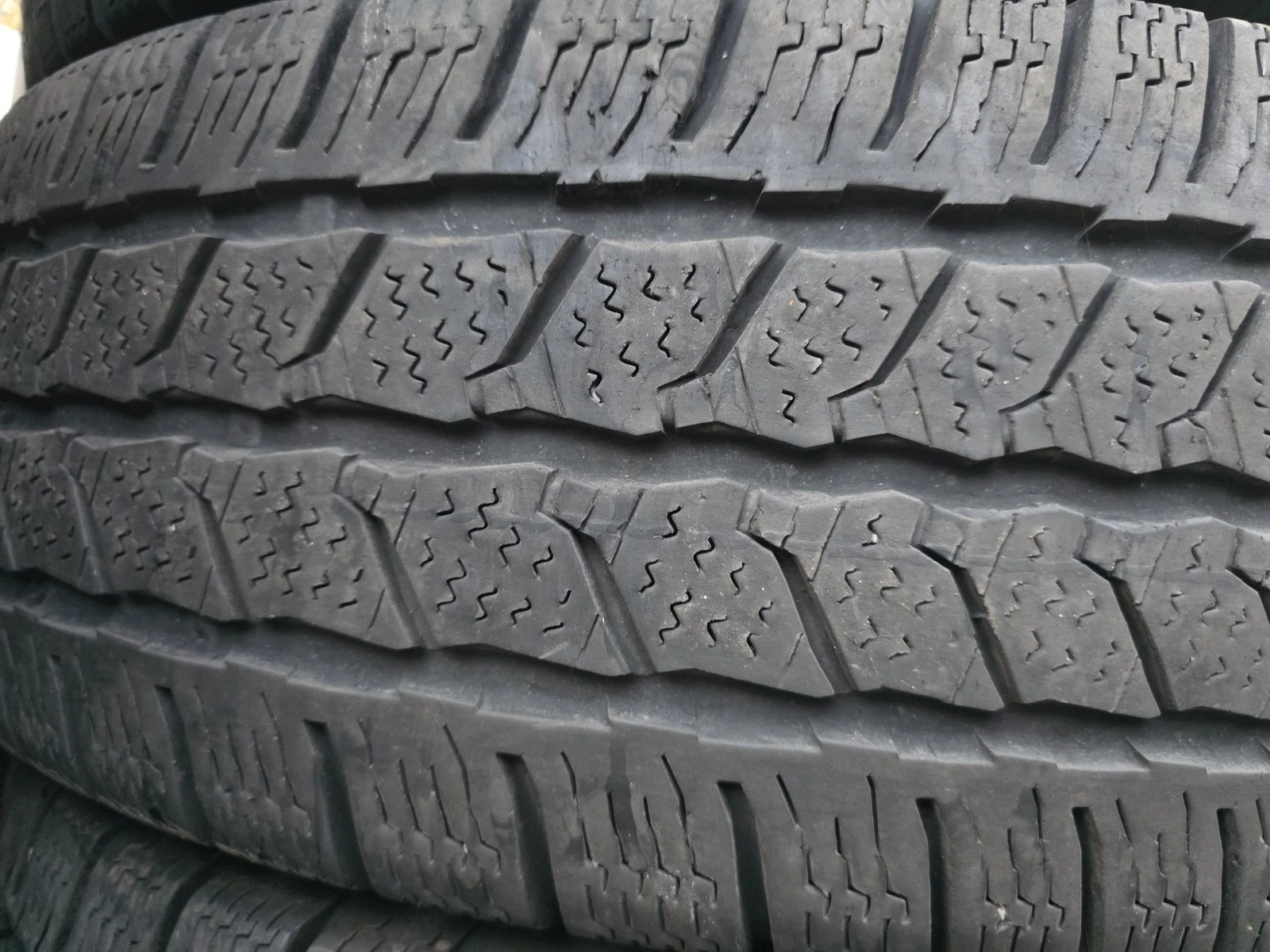 Гуми Зимни 215/75R16, снимка 2 - Гуми и джанти - 56663250