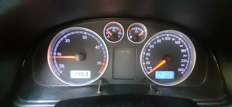 VW Passat 1.9 TDI, снимка 12 - Автомобили и джипове - 52651300