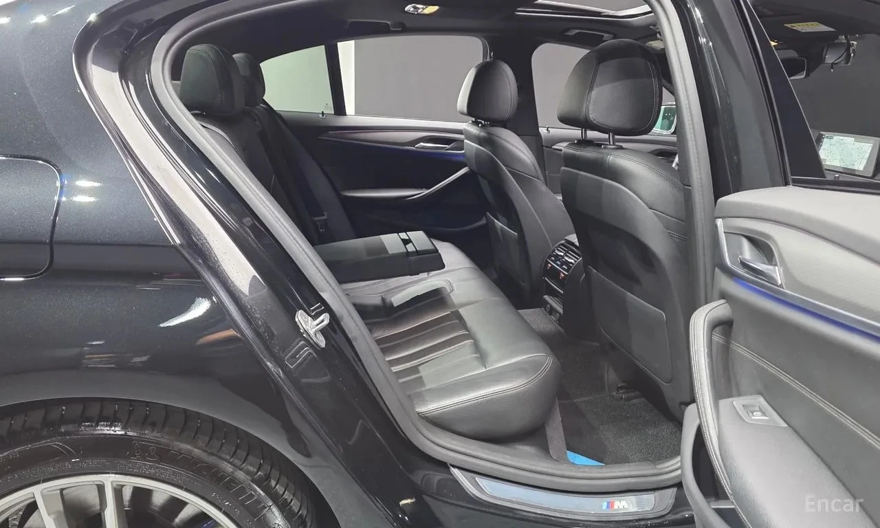 BMW 530 M Sport Package/ДИСТРОНИК/ПОДГРЕВ/ШИБЕДАХ/, снимка 11 - Автомобили и джипове - 56131075