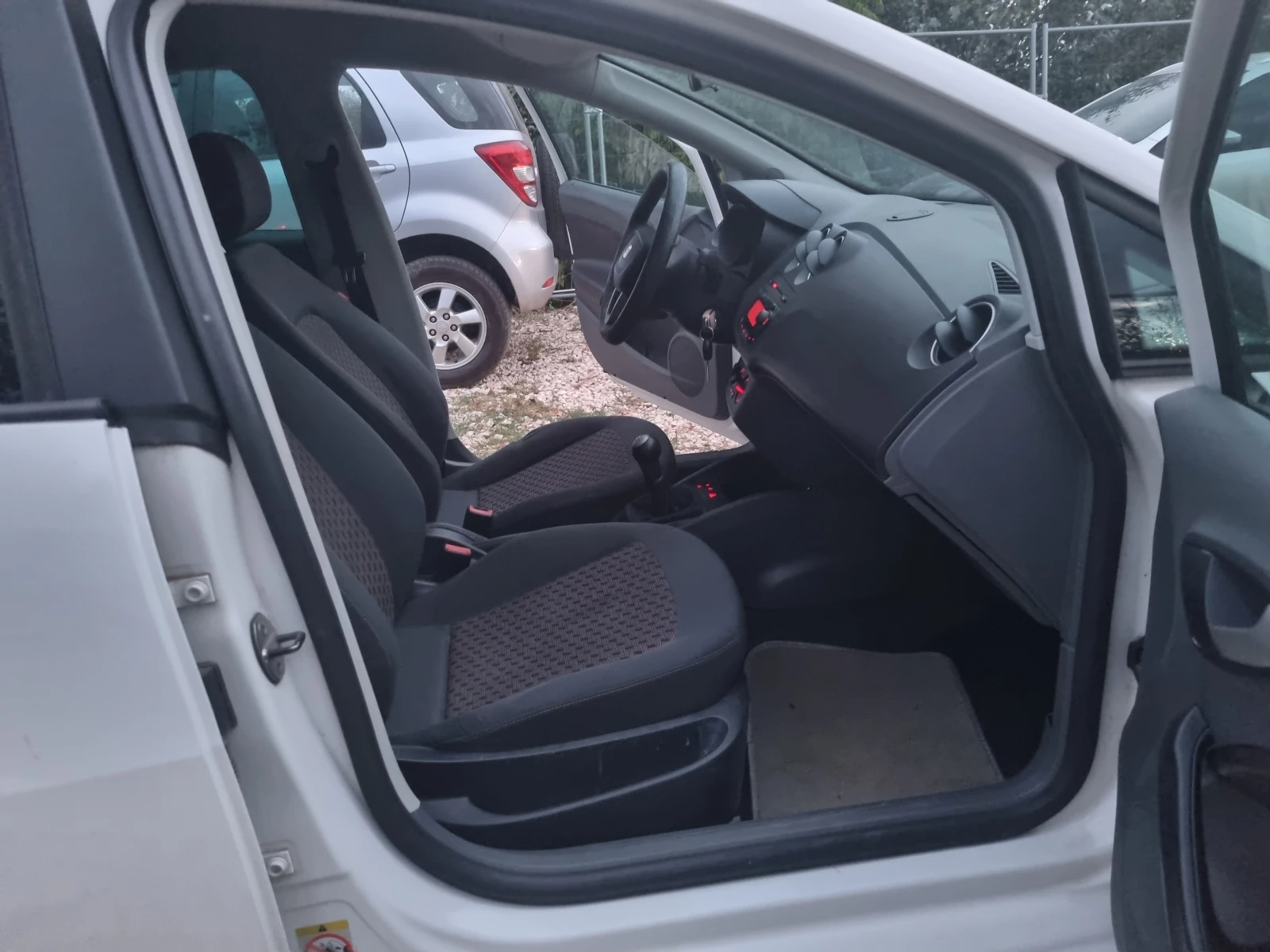 Seat Ibiza 1.6TDI INDIVIDUAL , снимка 11 - Автомобили и джипове - 56180351