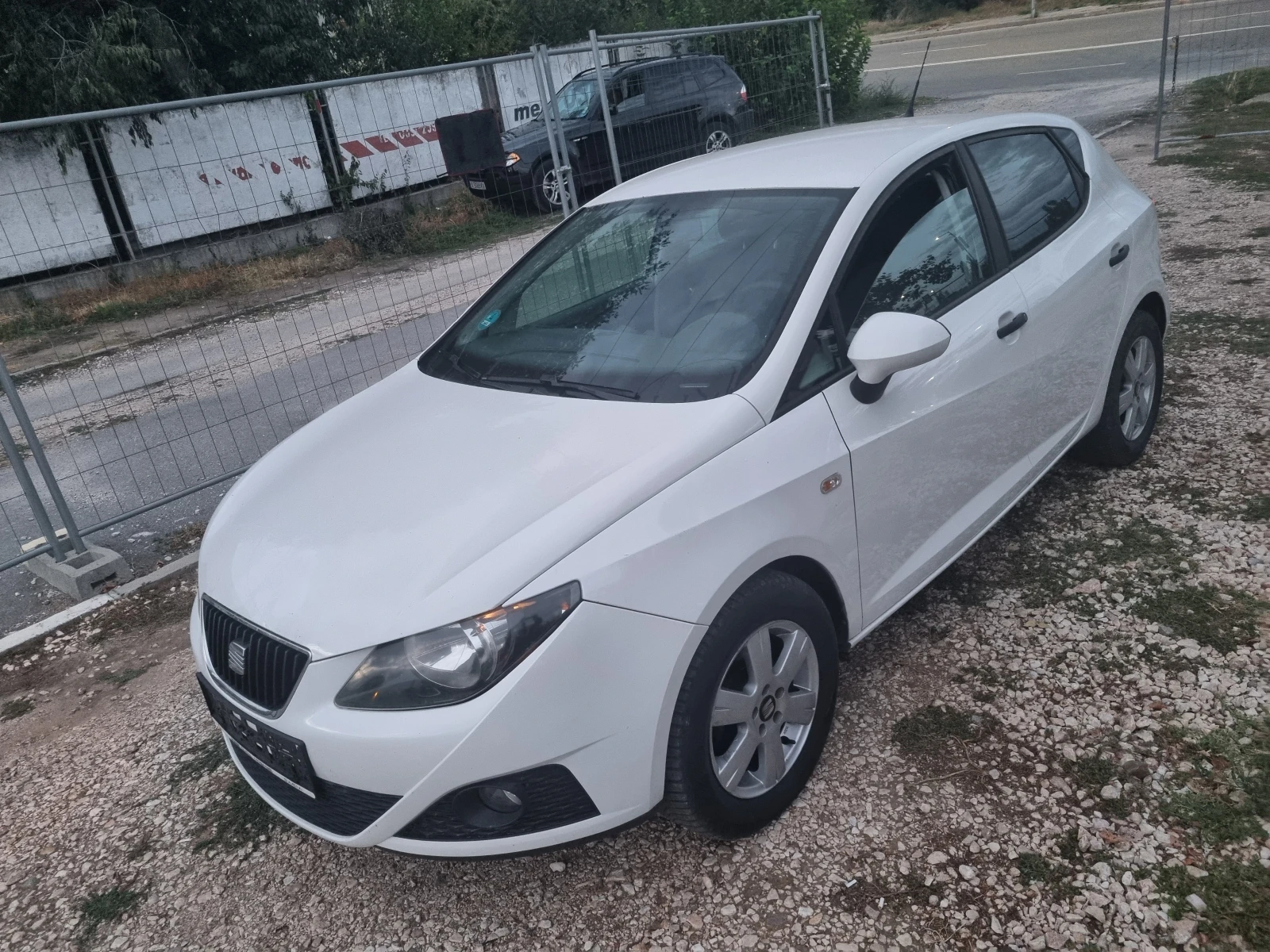 Seat Ibiza 1.6TDI INDIVIDUAL , снимка 3 - Автомобили и джипове - 56180351