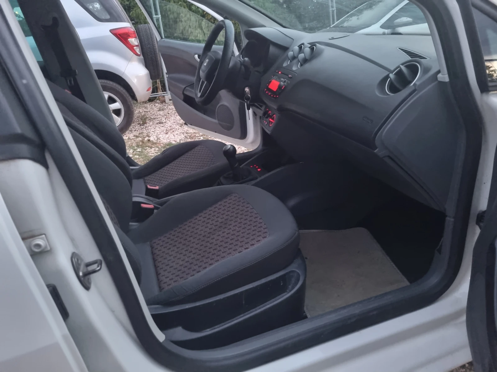 Seat Ibiza 1.6TDI INDIVIDUAL , снимка 10 - Автомобили и джипове - 56180351