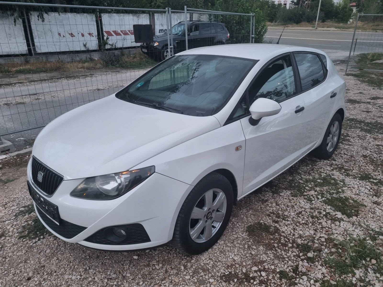 Seat Ibiza 1.6TDI INDIVIDUAL , снимка 5 - Автомобили и джипове - 56180351