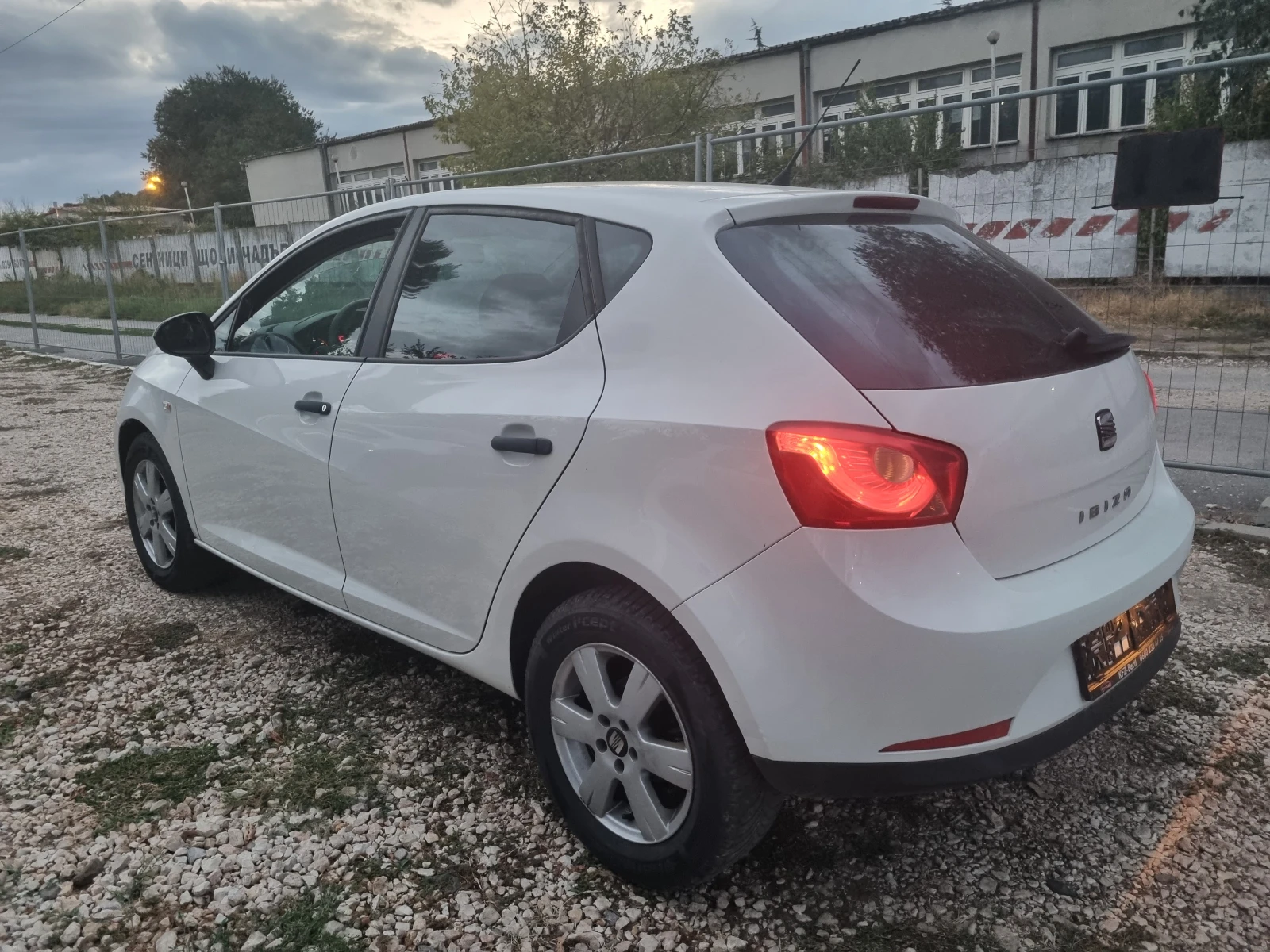 Seat Ibiza 1.6TDI INDIVIDUAL , снимка 7 - Автомобили и джипове - 56180351