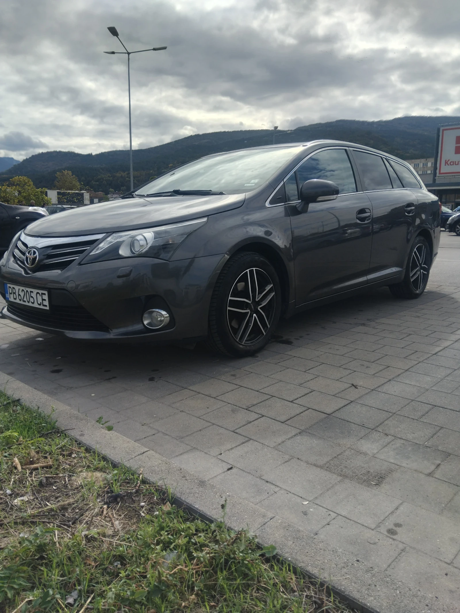 Toyota Avensis 2.0 D4D  Navi   Alcantara