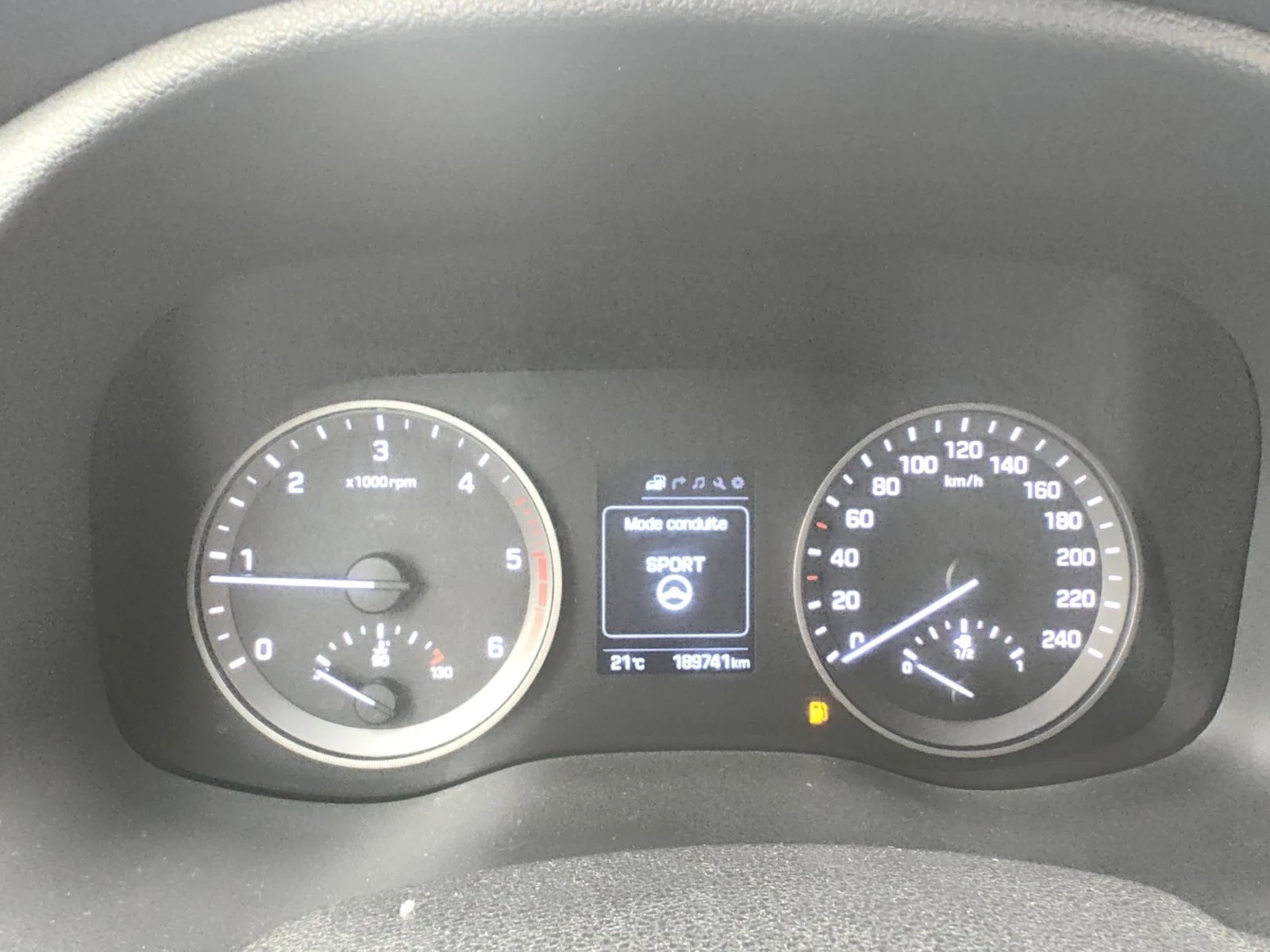 Hyundai Tucson 1.7CRDI-116к.с Нави Кар Плей Кожа Панорама, снимка 10 - Автомобили и джипове - 54704465