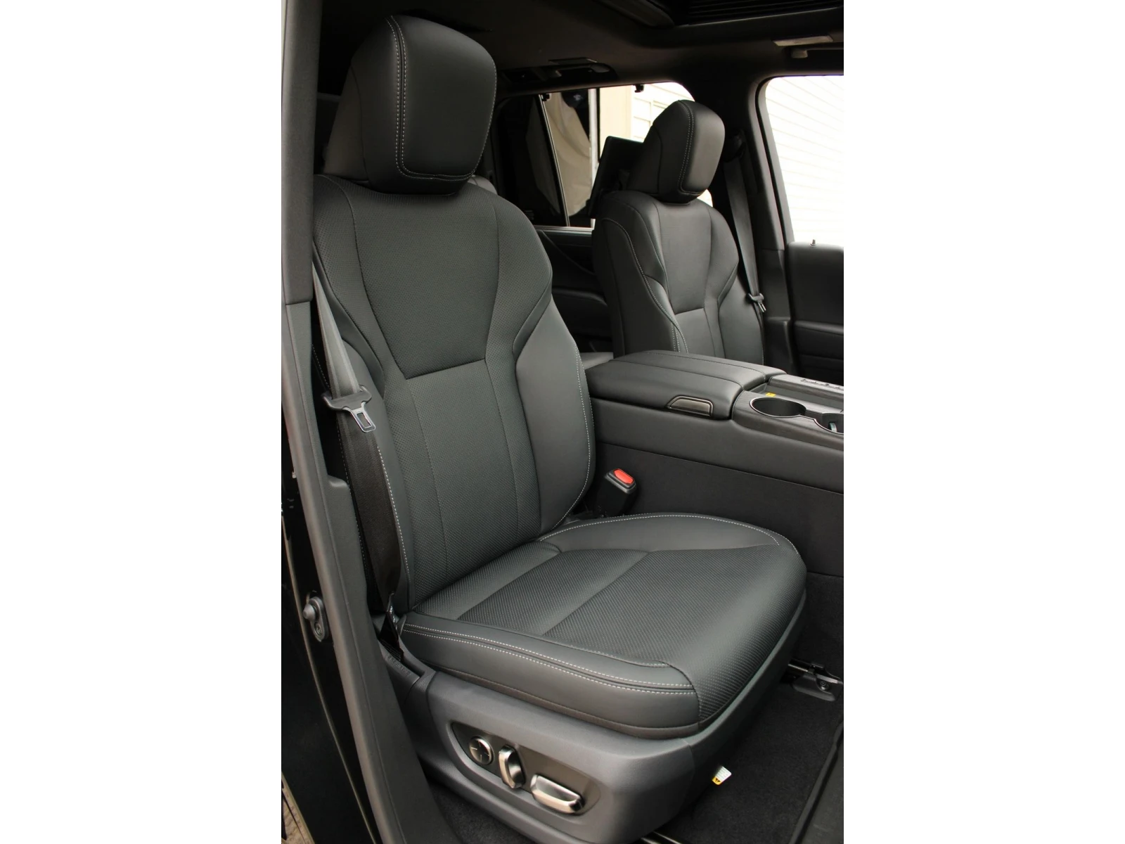 Lexus LX 700h Luxury, Монитори, Soft Close, ГАРАНЦИЯ, Месечна вн, снимка 10 - Автомобили и джипове - 55622779