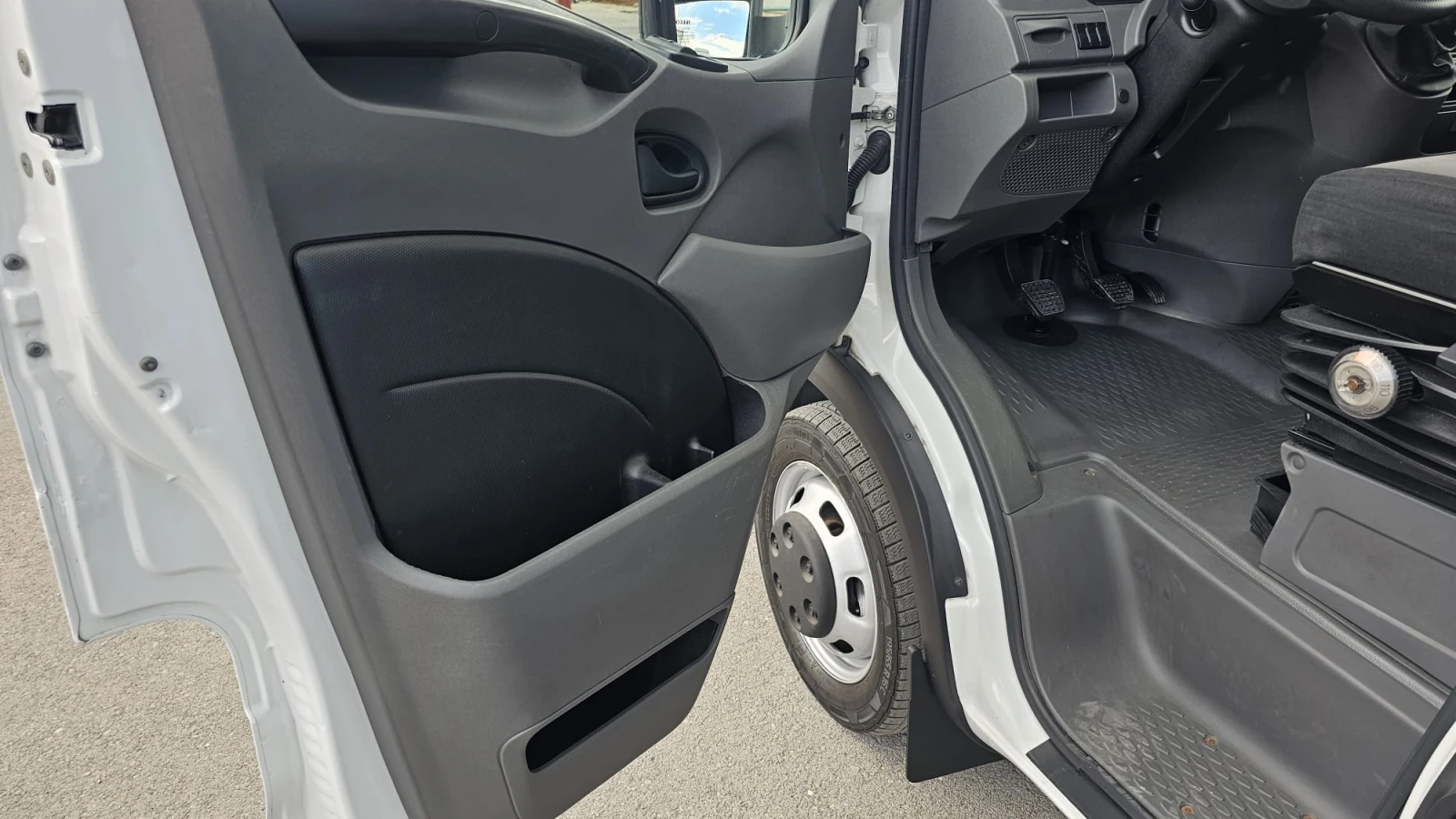 Iveco Daily 35C17 3.0D 6SP CH-КЛИМАТИК-ПОДСИЛЕНИ РЕСОРИ-ЛИЗИНГ - изображение 7