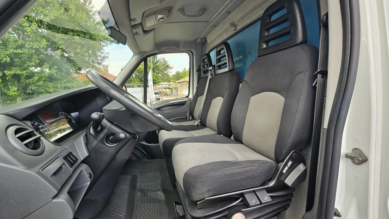 Iveco Daily 35C17 3.0D 6SP CH-КЛИМАТИК-ПОДСИЛЕНИ РЕСОРИ-ЛИЗИНГ - изображение 8