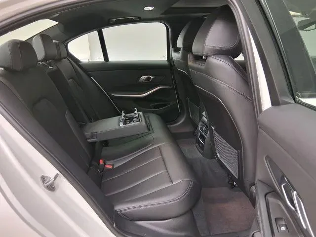BMW 330 i, снимка 11 - Автомобили и джипове - 54432205