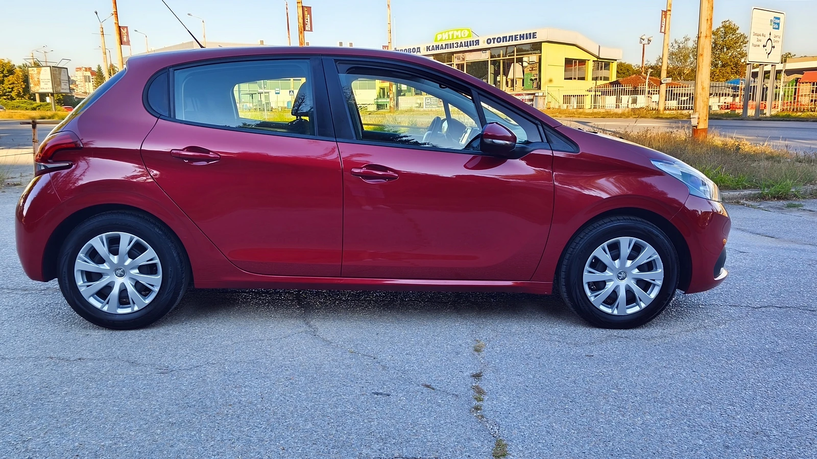 Peugeot 208 1.2i 143000km., снимка 6 - Автомобили и джипове - 56140871