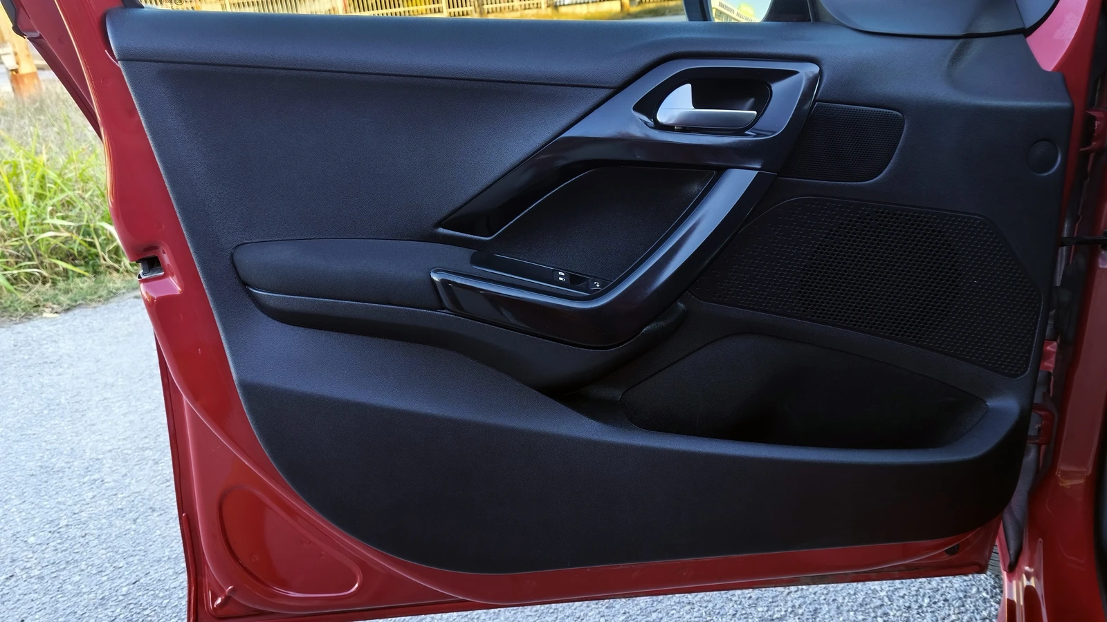 Peugeot 208 1.2i 143000km., снимка 13 - Автомобили и джипове - 56140871
