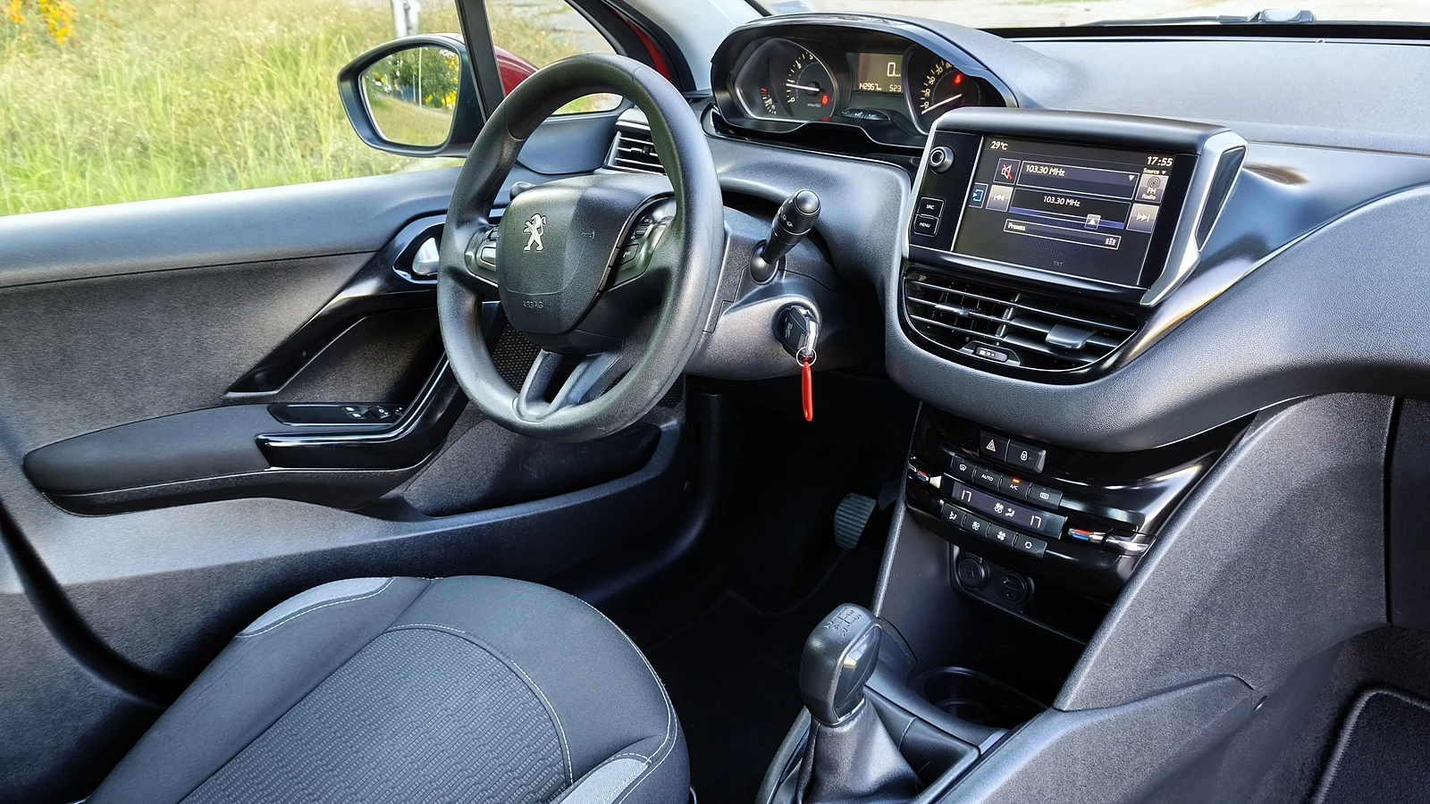 Peugeot 208 1.2i 143000km., снимка 11 - Автомобили и джипове - 56140871