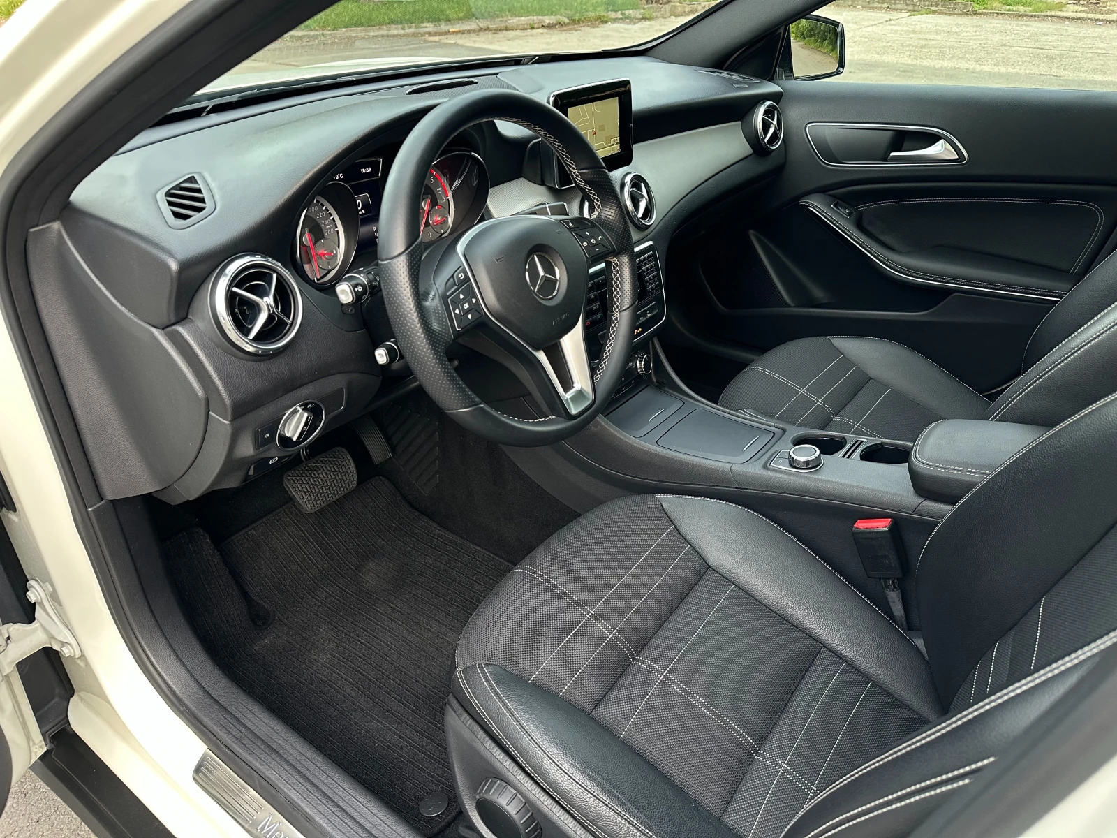 Mercedes-Benz GLA 220 200d 136к.с ПАНОРАМА* ПЪЛНА СЕРВИЗНА ИСТОРИЯ* !! - изображение 8