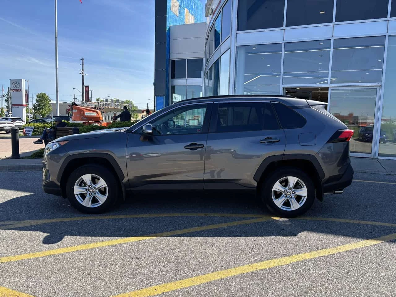 Toyota Rav4 * XLE AWD | Sunroof | Heated Seats | Cruise Contro, снимка 4 - Автомобили и джипове - 54896762