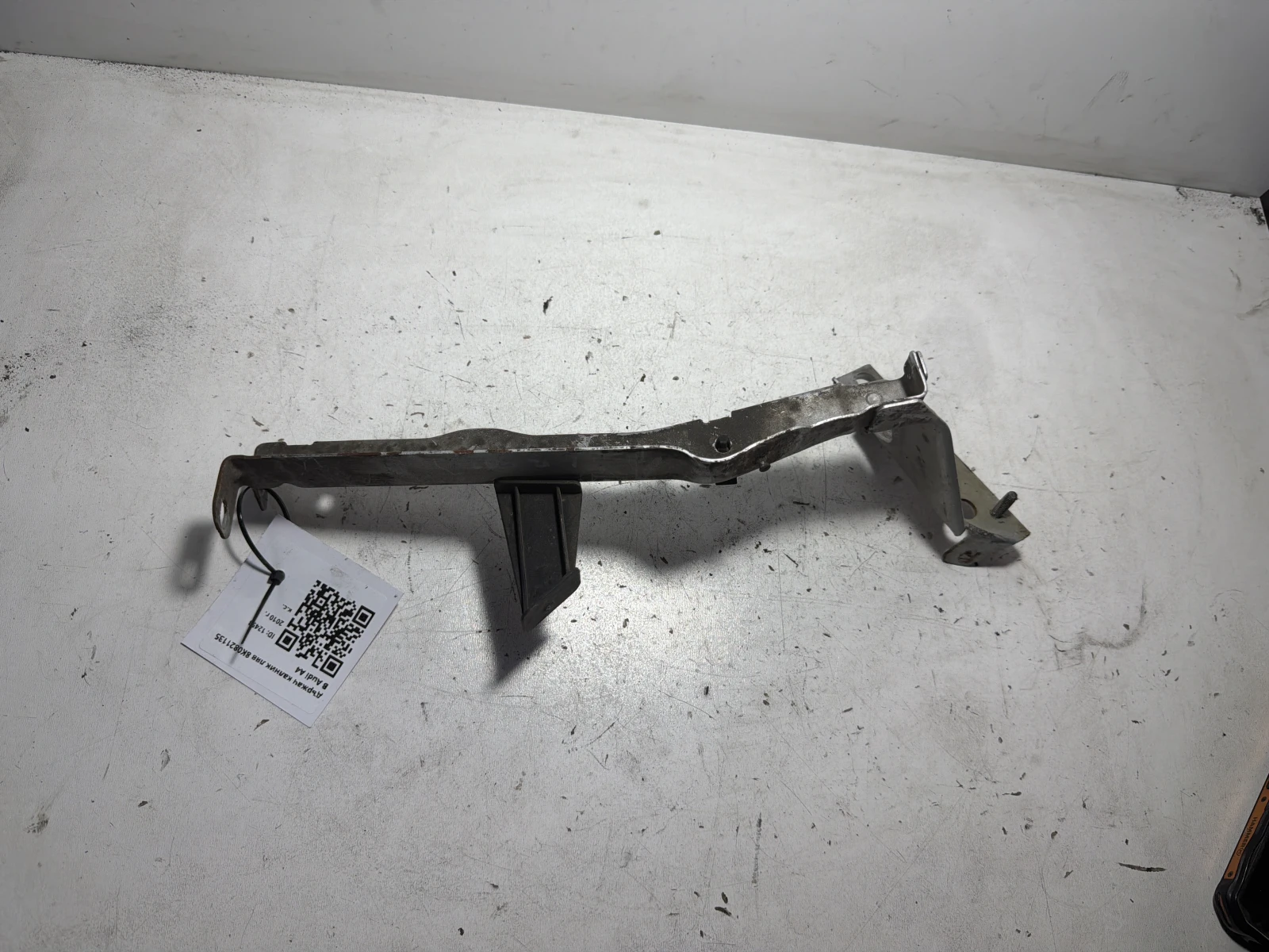 държач калник ляв 8K0821135 B Audi A4