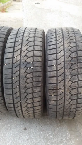 Гуми Зимни 245/45R19, снимка 4 - Гуми и джанти - 52940988