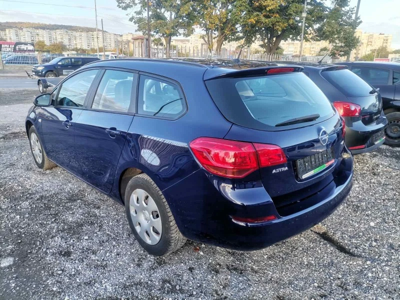 Opel Astra Sportstourer, снимка 6 - Автомобили и джипове - 44028091