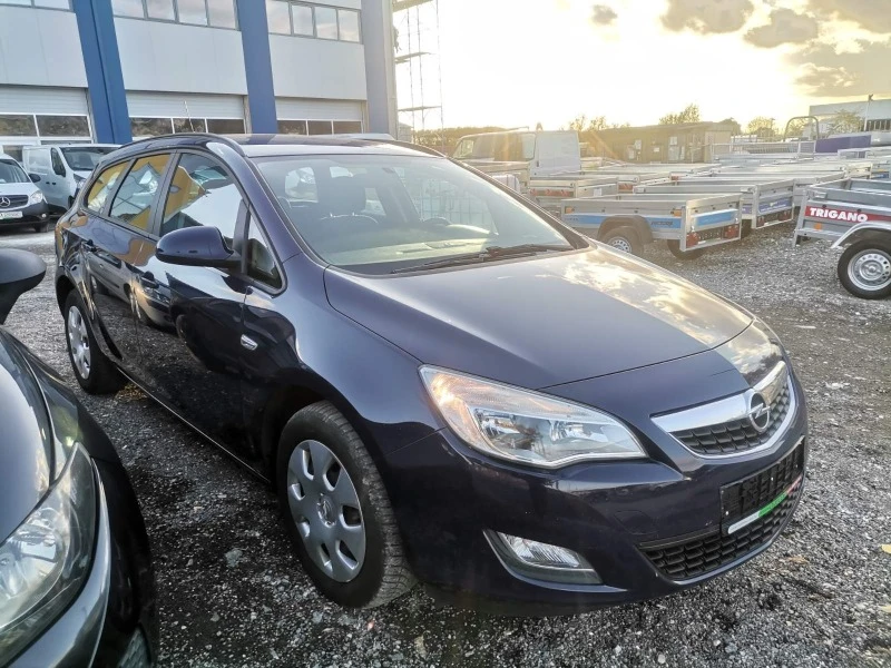 Opel Astra Sportstourer, снимка 3 - Автомобили и джипове - 44028091