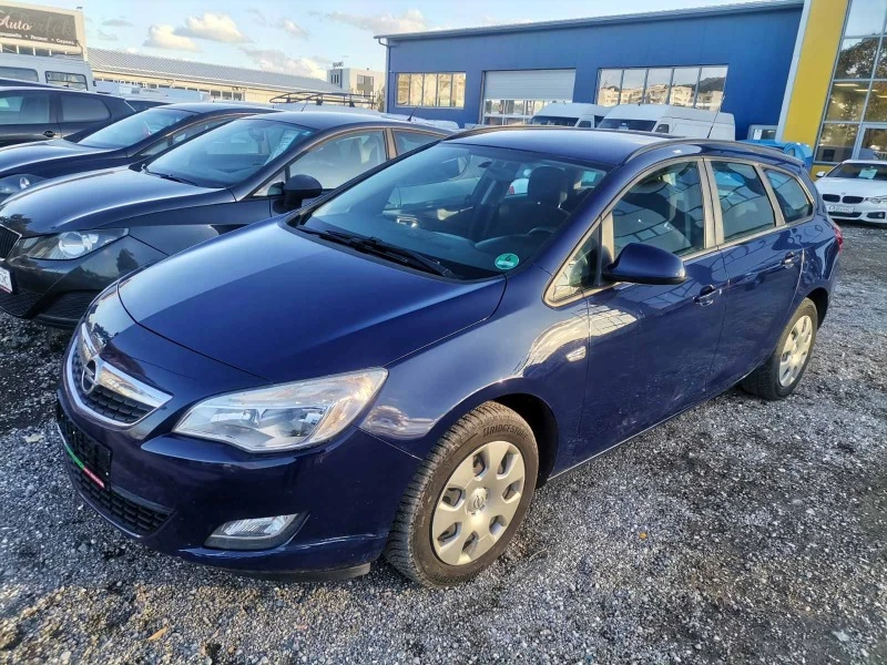 Opel Astra Sportstourer, снимка 1 - Автомобили и джипове - 44028091