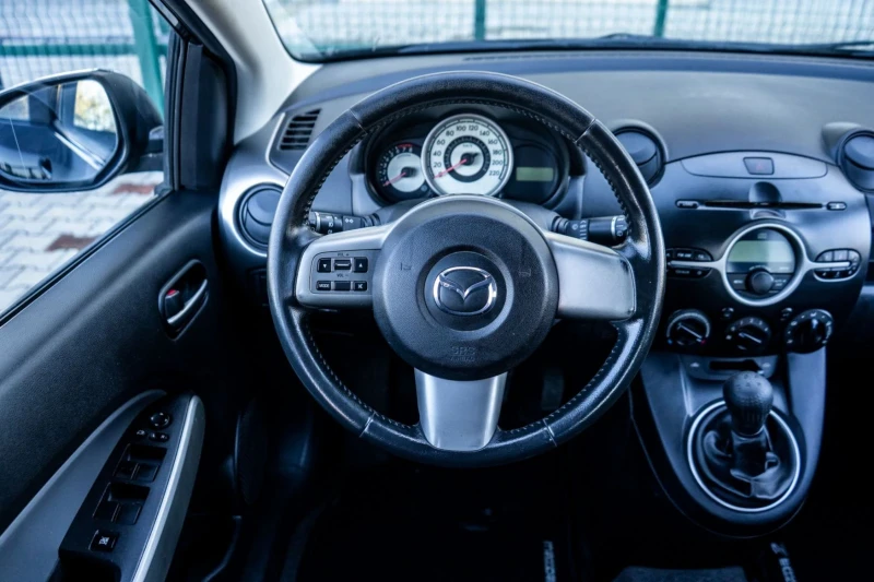 Mazda 2 1.4!! 75 к.с. Безупречна, снимка 9 - Автомобили и джипове - 52581949